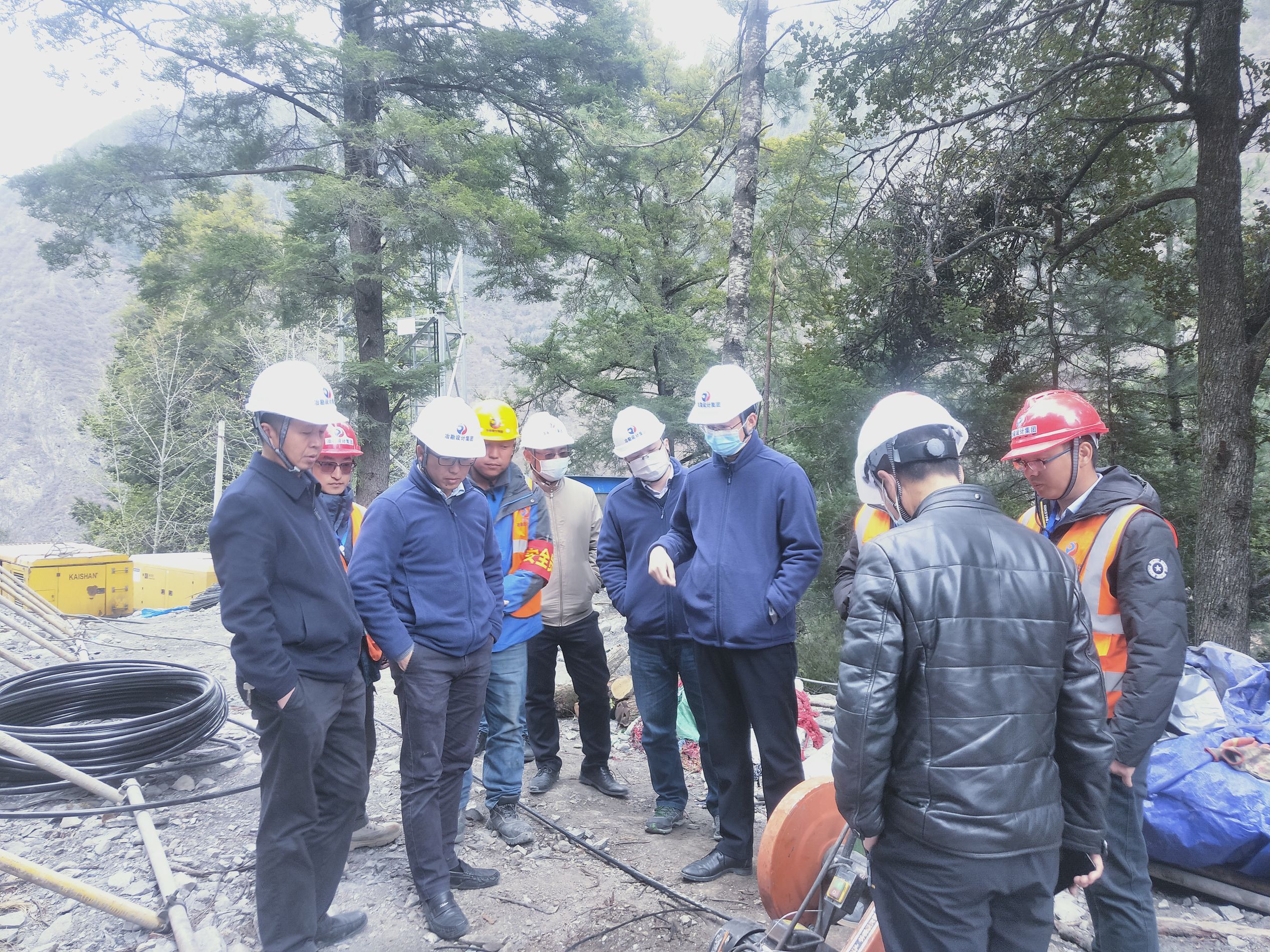 冶勘设计集团总经理何文秀一行到国道317线狮子坪电站改线公路沙坝路段应急抢险治理项目检查和指导